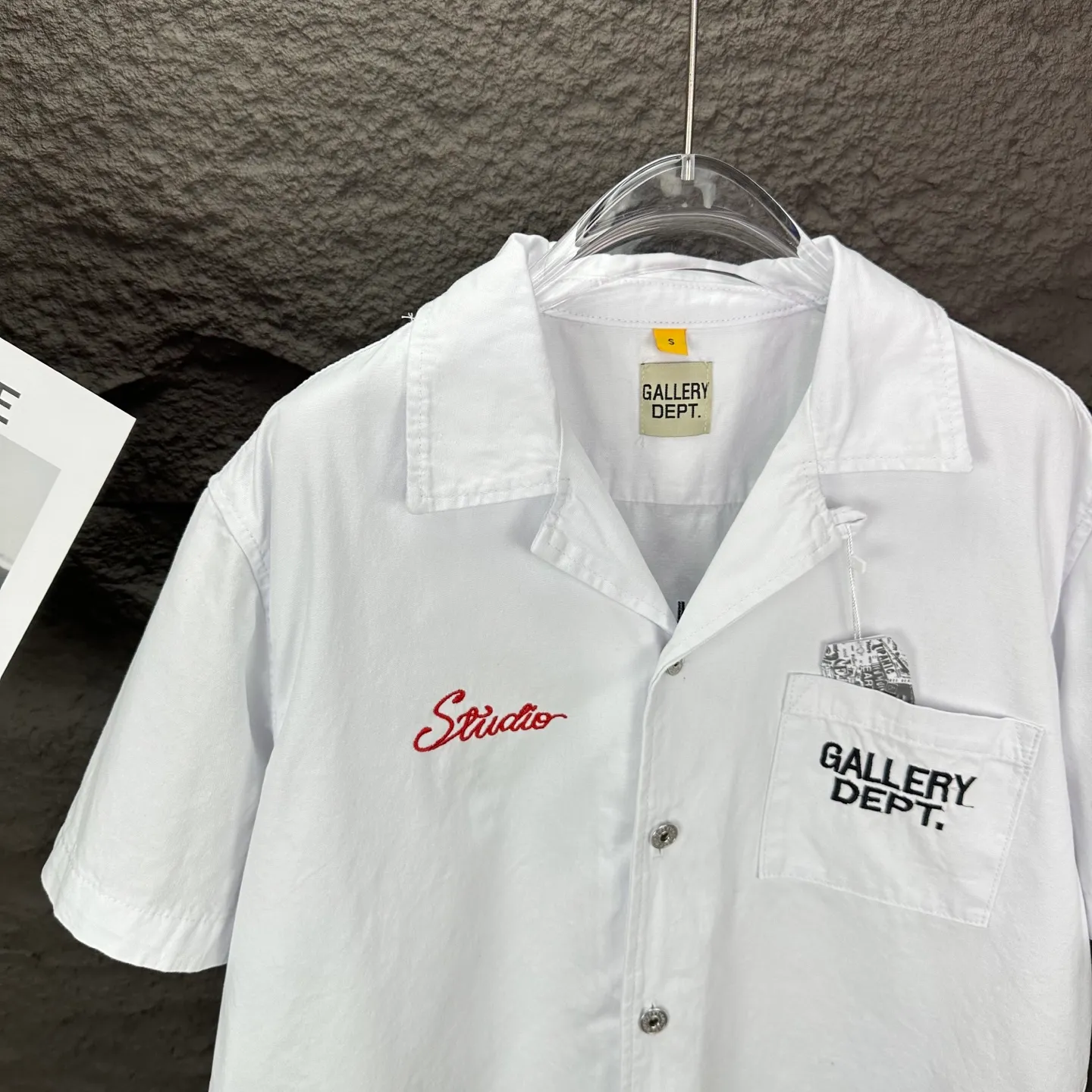 P240 GALLERY DEPT. 2025 new embroidered letter LOGO couple style loose denim short-sleeved shirt 🔥High version🔥High version🔥 Original customized denim fabric, the same high-end denim fabric as the Internet celebrity star, simple and loose version with multiple embroidered letter LOGO designs, very high-end and stylish! The fabric feels very comfortable, and it’s a denim short-sleeved shirt that’s super versatile and looks great! ! Complete with three standards, same style for men and women 👫A must-have item for everyone Color: yellow, white Size: S-XL